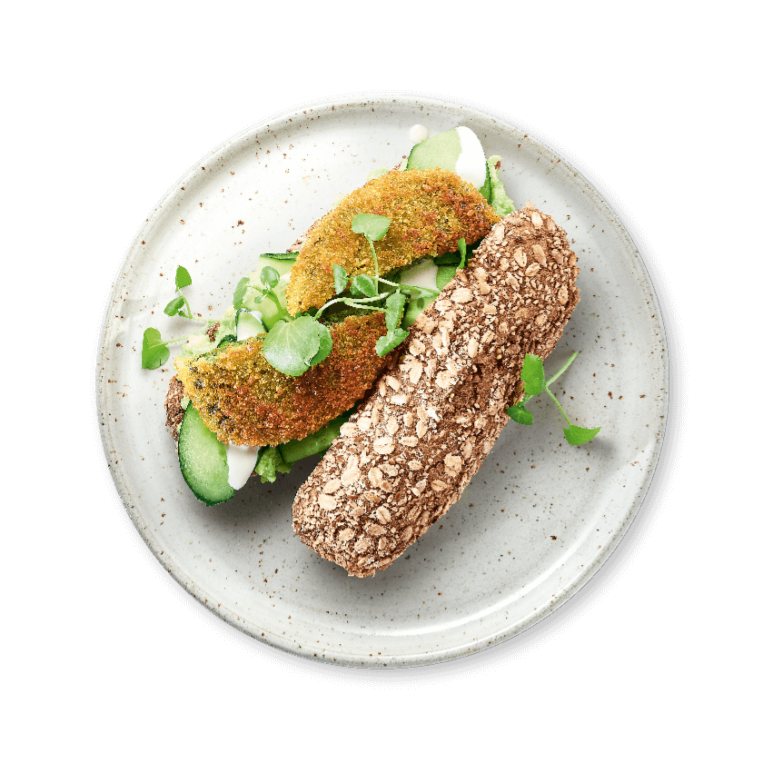 Picknickbroodje met spinazieburger, avocado en komkommer